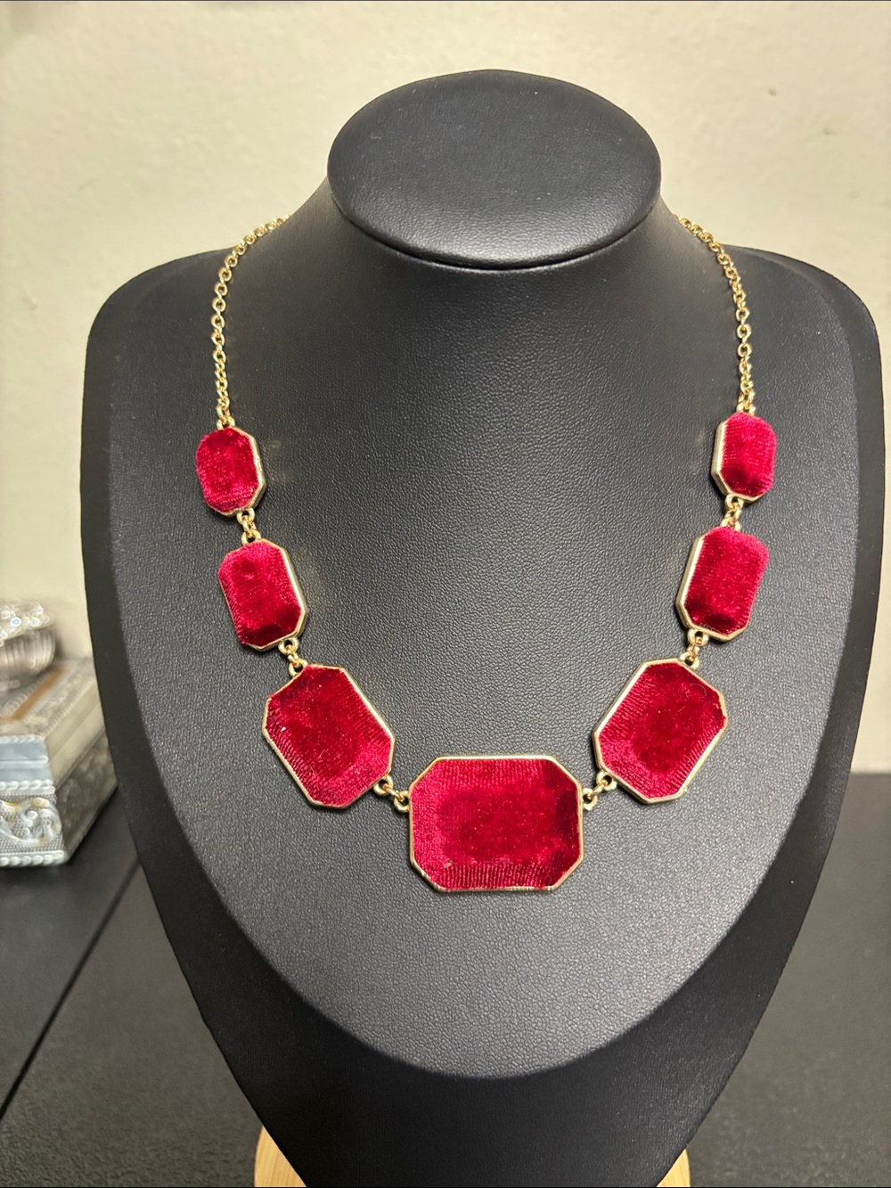 Elegant Gold-Tone Red Velvet Statement Necklace